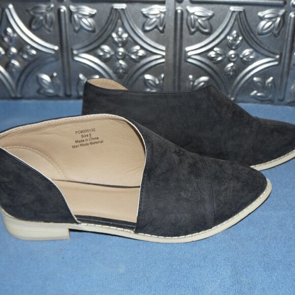 TG Womens Size 9 Shoes Black Faux Suede Side Cutout Cap Toe Slip On - Picture 1 of 9